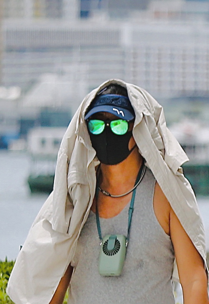 ThePointTaken's tweet photo. #VisualHK: Facemasks have become a part of people's daily life in #HongKong's summer heat.😷😷
(📸Raymond Chan / China Daily) https://t.co/AtYdI6bwp1