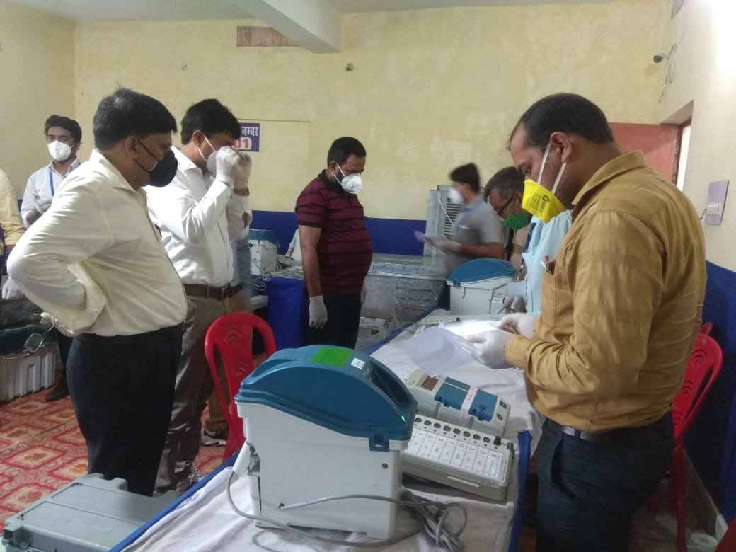 CEOBihar's tweet image. जिला औरंगाबाद में राजनीतिक दल के प्रतिनिधियों के लिए EVM-VVPAT का प्रशिक्षण आयोजित किया गया।
#EVM_VVPAT #DOUBLE_CHECK #डबल_चेक
#ElectionDepartmentBihar
#Elections_2020 #CeoBiha