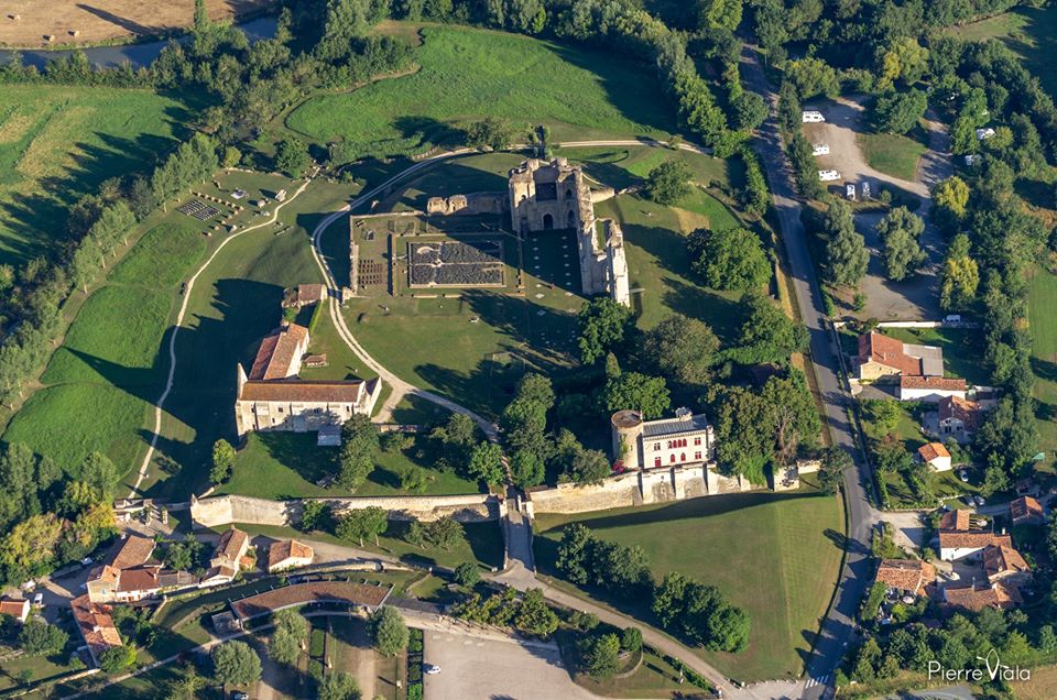 pierre_viala's tweet photo. Les ruines de #Abbaye de #Maillezais vues du ciel. Lieu qui a participé au développement du #MaraisPoitevin asséché et canalisé entre les Xème et XVème siècles
#Vendée #Tourisme #histoire #PNR #paysdelaloire #BaladeSympa #MagnifiqueFrance
https://t.co/CUUfeALxnj https://t.co/nWsb1xrs81