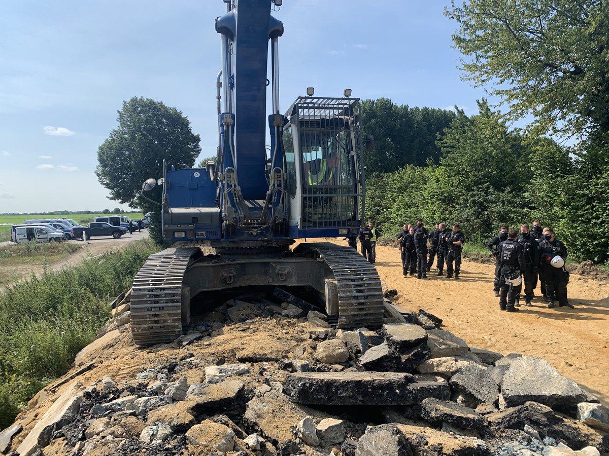 DanniPilger's tweet photo. Räumung der #barrikade auf der #l277 #beginnt mehr Videos gibt es hier https://t.co/io0ItiT3ZA @Kirche_an_Kante @AktionUnterholz @Junep_A @Kohle_erSetzen @HambiMahnwache https://t.co/1rK414exSR