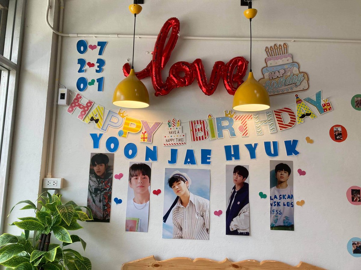 chochocolate_0's tweet photo. ได้มาแร้วววว @MagicCafeCNX จัดร้านน่ารักมากๆเลย ขอบคุณเจ้าของโปรเจ็คนะฮะะะ💜🤟🏻🥺 #MagicProject4U #TREASURE
#TREASURE_DEBUT_AUG07
#TREASE_THEFIRSTSTEP https://t.co/W55GHfit1f