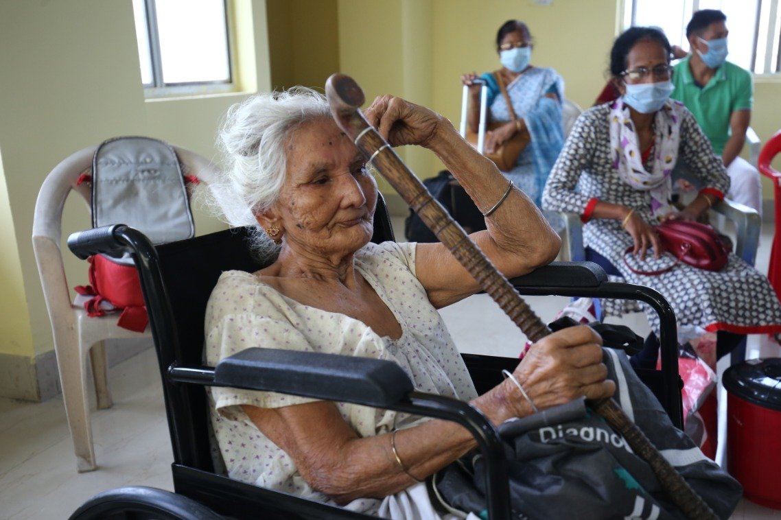 nhm_assam's tweet photo. #CovidStories #Assam
#90year old Granny Chenimai Mudoi discharged from #GMCH Covid Hospital after being admitted on 12 July, 2020. She finally returns home to her loved ones after defeating #Covid19.
#AssamFightsCorona https://t.co/aZo7KvKIvP