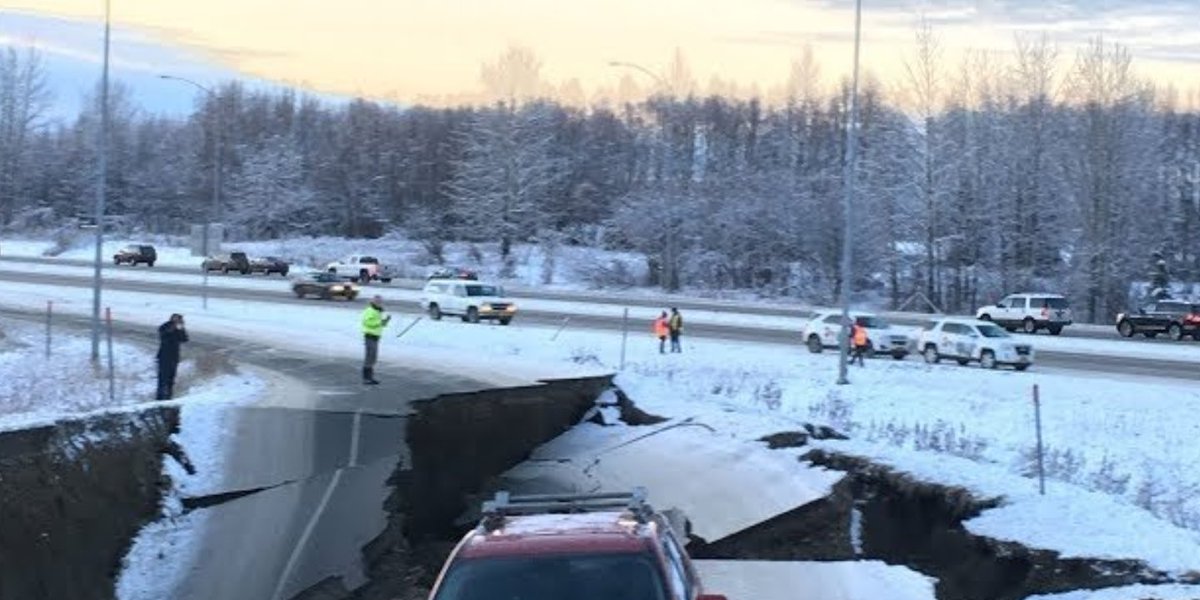 ReportSurAustra's tweet photo. Consecuencia del #Terremoto en #Alaska de 7,8 daños en carreteras y Vehículos atrapados por desprendimiento de pavimentos #Tsunami #Internacional https://t.co/dpaCTiMNuQ