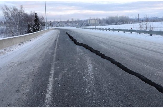 ReportSurAustra's tweet photo. Consecuencia del #Terremoto en #Alaska de 7,8 daños en carreteras y Vehículos atrapados por desprendimiento de pavimentos #Tsunami #Internacional https://t.co/dpaCTiMNuQ