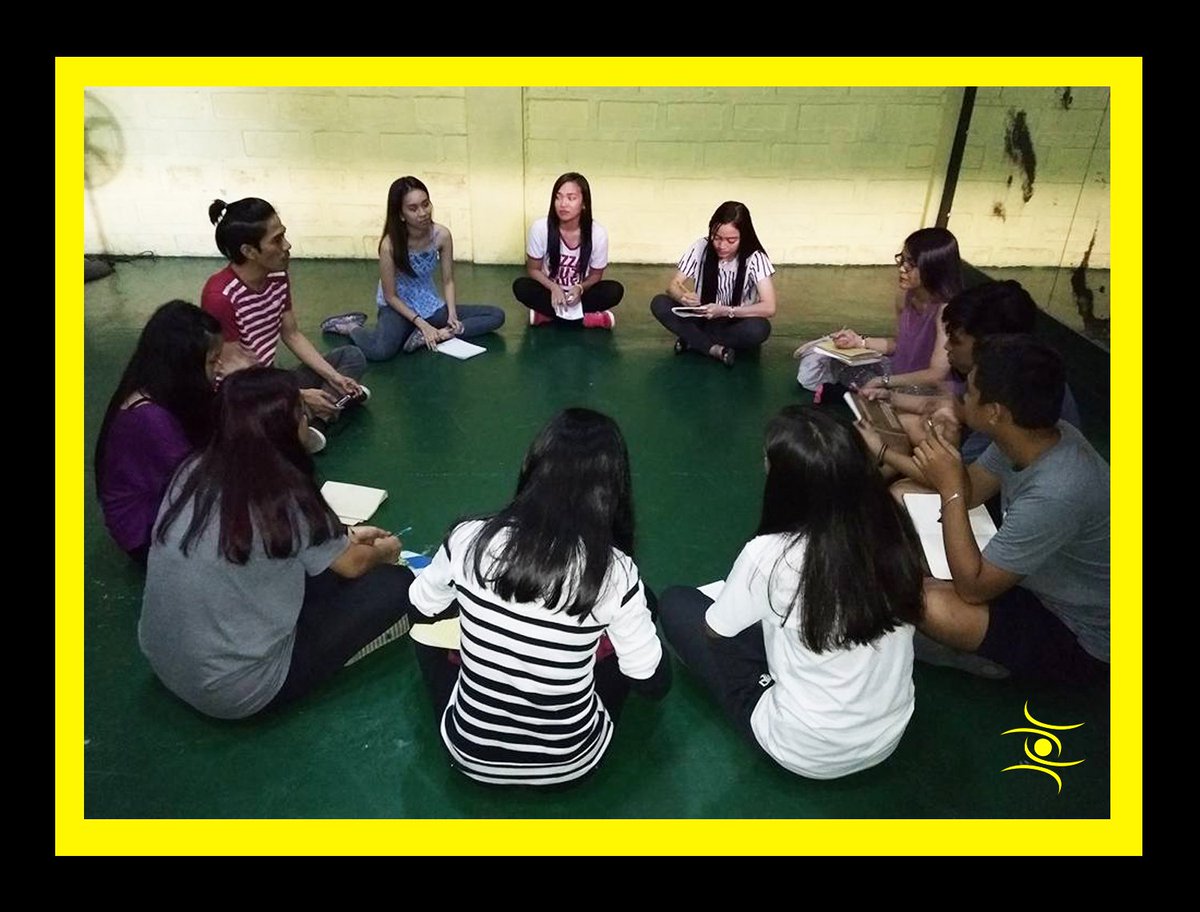 TMInc2001's tweet photo. #WaybackWednesday #TMI #TeatroMarikeñoInc #MonologueScriptwritingWorkshop Our Artistic Director, Sir Alvin Joseph Veneracion, training our members and trainees how to write a monologue script back in 2017. https://t.co/Gy85l1laHL