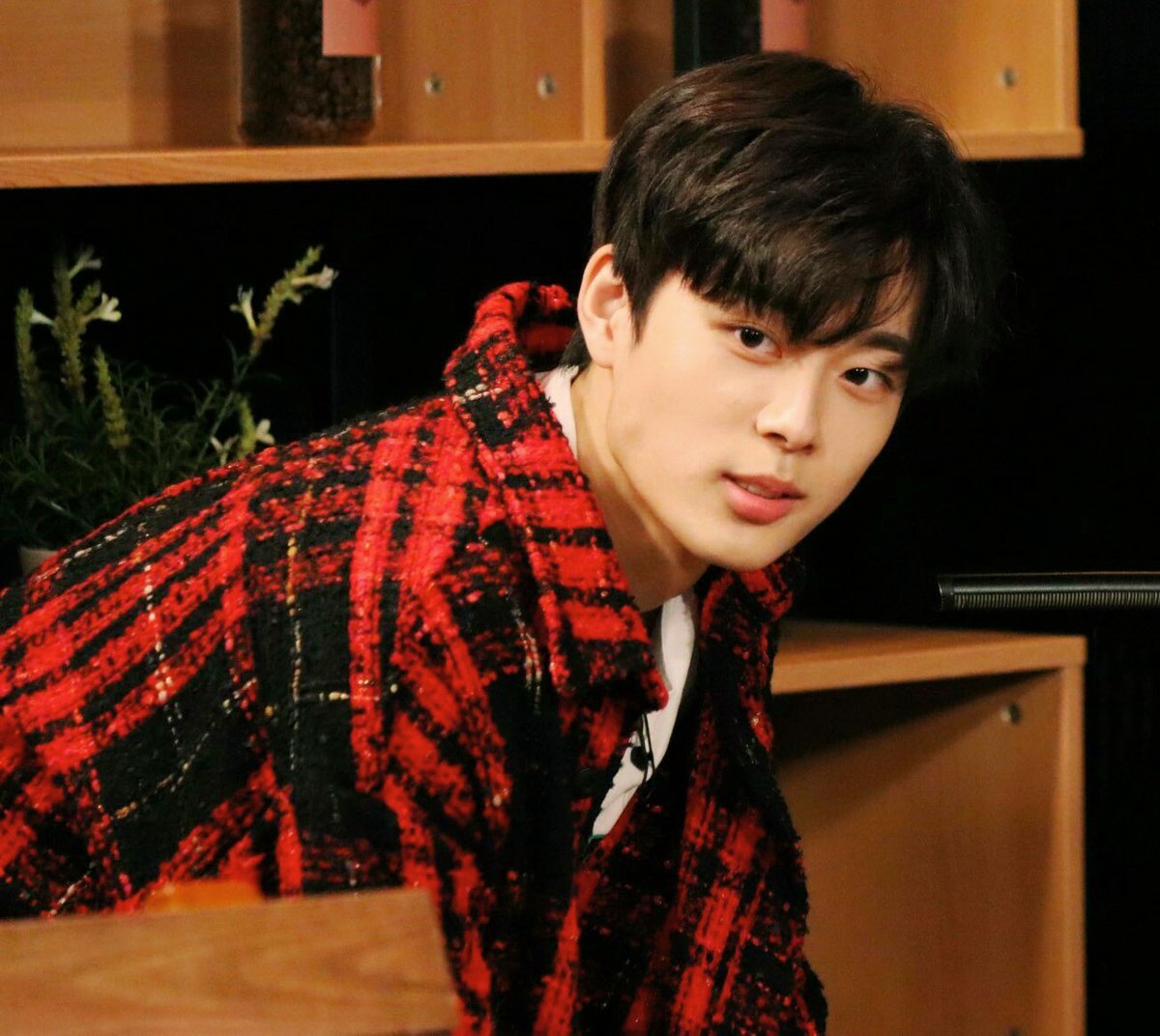 LinHoAesthetic's tweet photo. red brown aes ❤🔥

#라이관린 #유선호 #laikuanlin #yooseonho #linho #หลินโฮ https://t.co/9KHztb4RFk