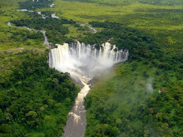 africanindex_'s tweet photo. ๐ฆ๐ด Kalandula falls is a collection of waterfalls in the northeastern part of #Angola in the Province of Malanje. The #Lucala river is the source of these breathtakingly beautiful falls.
The water then plummets down the cliff 105 meters to the water below. https://t.co/tufJ4U2aRg