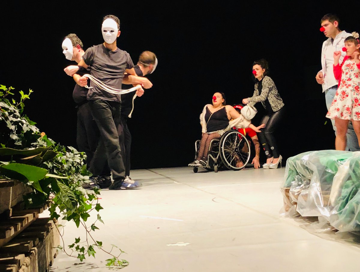FDUmilano's tweet photo. Oggi H 21.00 seconda serata con "Parole e immagini prima della musica" che vede il Festival dei Diritti Umani all'#EstateSforzesca. Il #Talk "A far ridere son tutti bravi" porta in dote le storie della Piccola Accademia e gli artisti di tutte le abilità.
#fdu2020  #musicamorfosi https://t.co/I8CBKBpCss