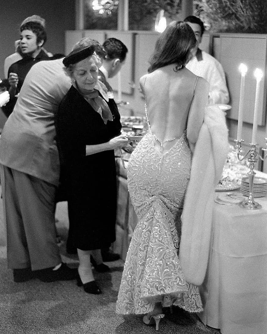 Choplifeshow's tweet image. Today, the 22nd of July, 2020...may you find all that you seek🙏🏽
Vikki Dougan photographed by Ralph Crane, 1958. #choplifeweddings