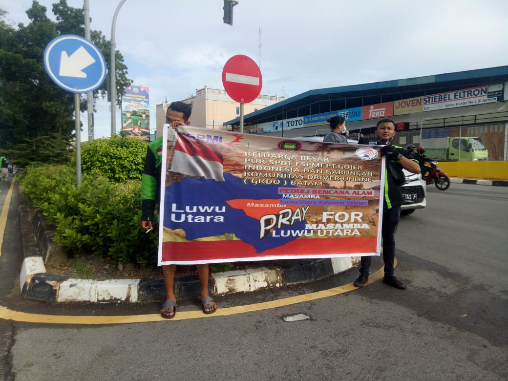 Dhoye17's tweet photo. Semangat kawan2 menggalang amal untuk diri sendiri kawan2..✊✊
Smoga Allah balas dngn pahala yg berlimpah buat kalian yg sedang membantu meringankan beban saudara kita d #LuwuUtara 
Aamiin..

@AlbarFeriboy 
@WakNow13 
@GkdoSpdt https://t.co/iWz8SB3KK5