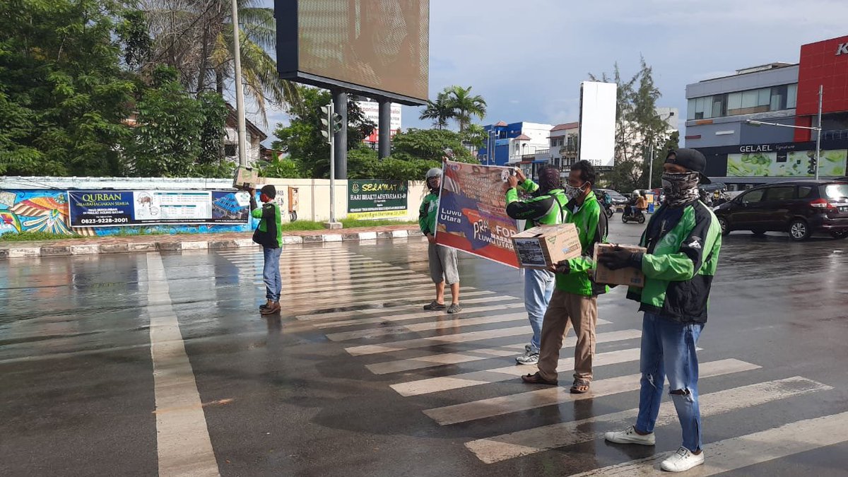 Dhoye17's tweet photo. Semangat kawan2 menggalang amal untuk diri sendiri kawan2..✊✊
Smoga Allah balas dngn pahala yg berlimpah buat kalian yg sedang membantu meringankan beban saudara kita d #LuwuUtara 
Aamiin..

@AlbarFeriboy 
@WakNow13 
@GkdoSpdt https://t.co/iWz8SB3KK5