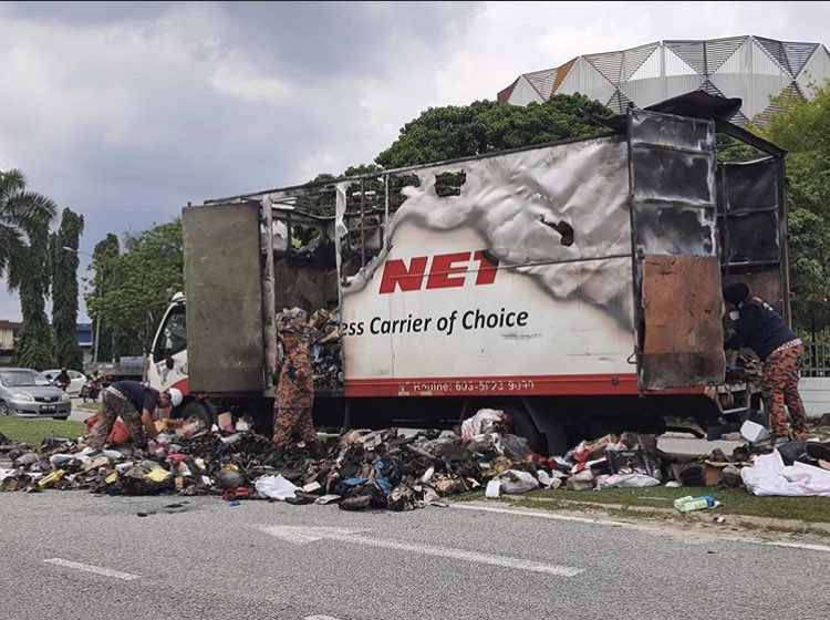 aimanyangkisah_'s tweet photo. Pisanggg... beli mercun pun online ke? Semoga tabah kepada owner2 barang 💪🏻 https://t.co/JaNU3Wtitq