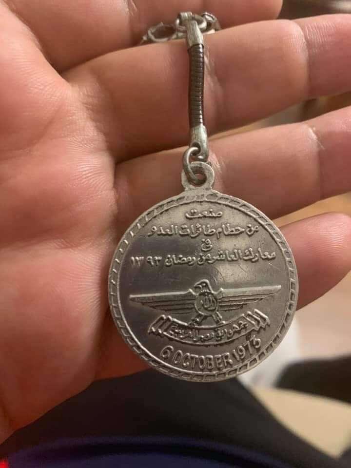 السادات ده ياخي كان مستفز جدًا .
...
كان عليه حركات كده ما تطلعش من ابليس .
من كرافته هتلر، للبيجامات الكستور..
طب انا راضي ذمتكم .
ينفع طياره فانتوم امريكي موديل السنه يوقعها فياخدها يعملها ميداليات الواحدة بشلن..😇
"كان مفتري الله يرحمه"😁✌️🇪🇬