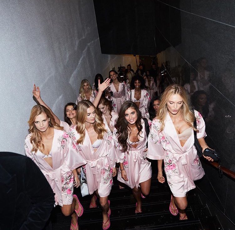 VSPINK_JPN's tweet photo. 🇨🇳Request 🐼
Nadine Leopold(@NadineLeopold) for #VSFashionShow2017 #VSFS2017 Backstage
W/@MeganMayW @devwindsor Roosmarjin de Kok @TaylorMarieHill @RomeeStrijd @OfficialCindyB @GeorgiaAFowler https://t.co/7hooaVSmCj