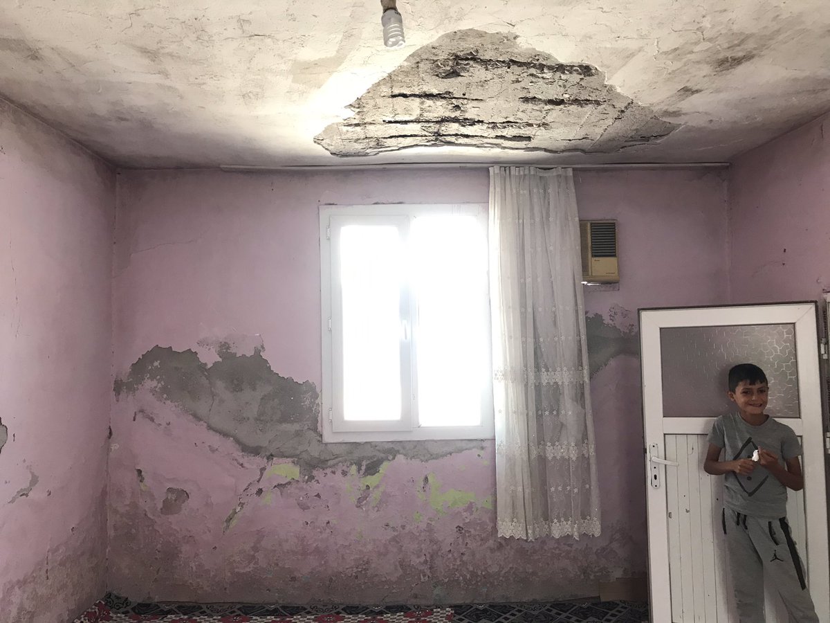 fatomance's tweet photo. Burası Şırnak’ın Merkezine bağlı Kasrik köyünde 6 çocuklu bir annenin evi. Babaları da evine bakmıyor , terk etmiş. Hiçbir gelirleri yok .Maddi yardıma ihtiyaçları var ve 4 aydır faturalarını ödeyemiyorlar .Yardıma çok muhtaç bir aile ve neredeyse ev üstlerine yıkıldı yıkılacak++ https://t.co/yV6nQovpBJ