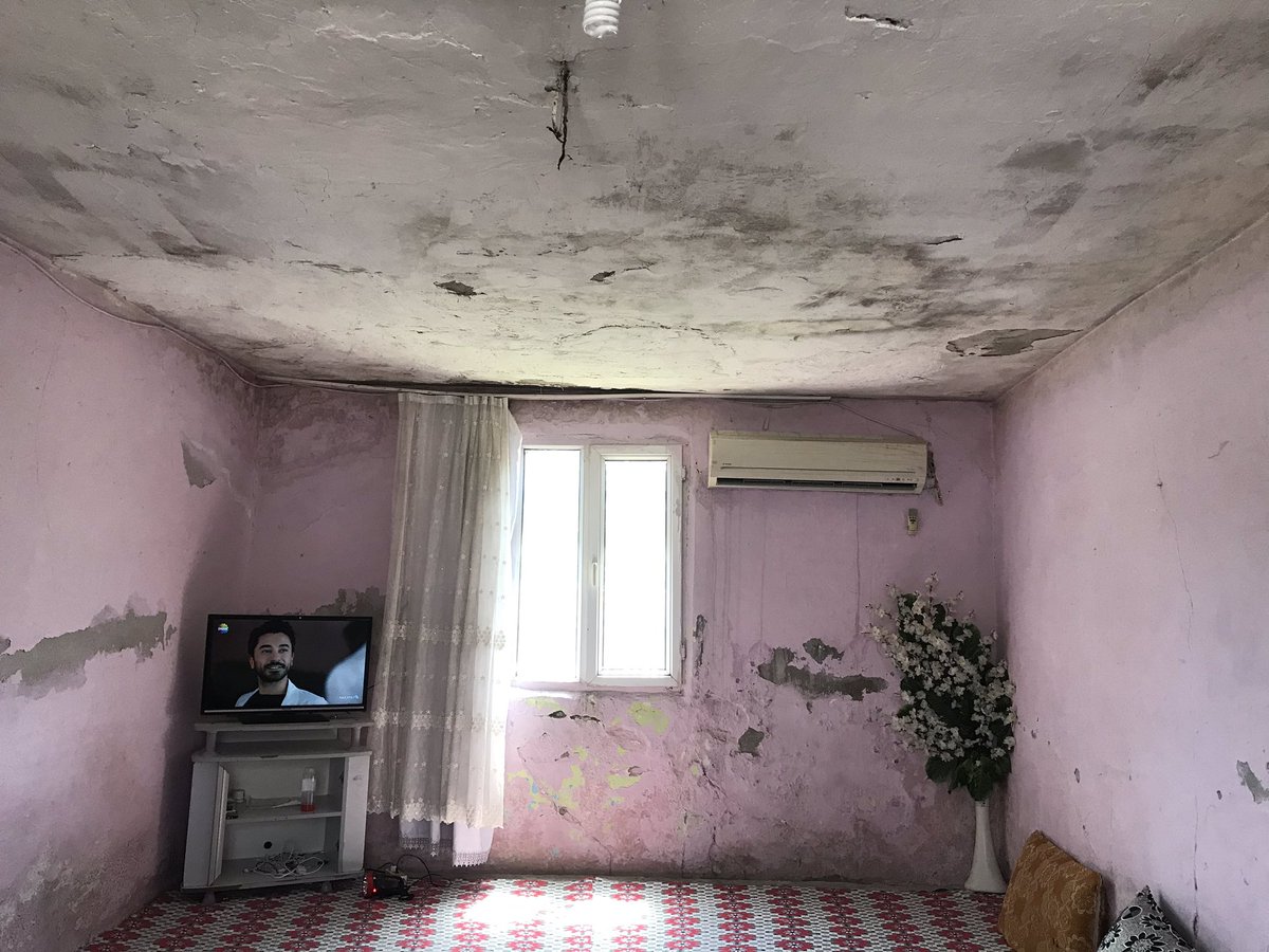 fatomance's tweet photo. Burası Şırnak’ın Merkezine bağlı Kasrik köyünde 6 çocuklu bir annenin evi. Babaları da evine bakmıyor , terk etmiş. Hiçbir gelirleri yok .Maddi yardıma ihtiyaçları var ve 4 aydır faturalarını ödeyemiyorlar .Yardıma çok muhtaç bir aile ve neredeyse ev üstlerine yıkıldı yıkılacak++ https://t.co/yV6nQovpBJ
