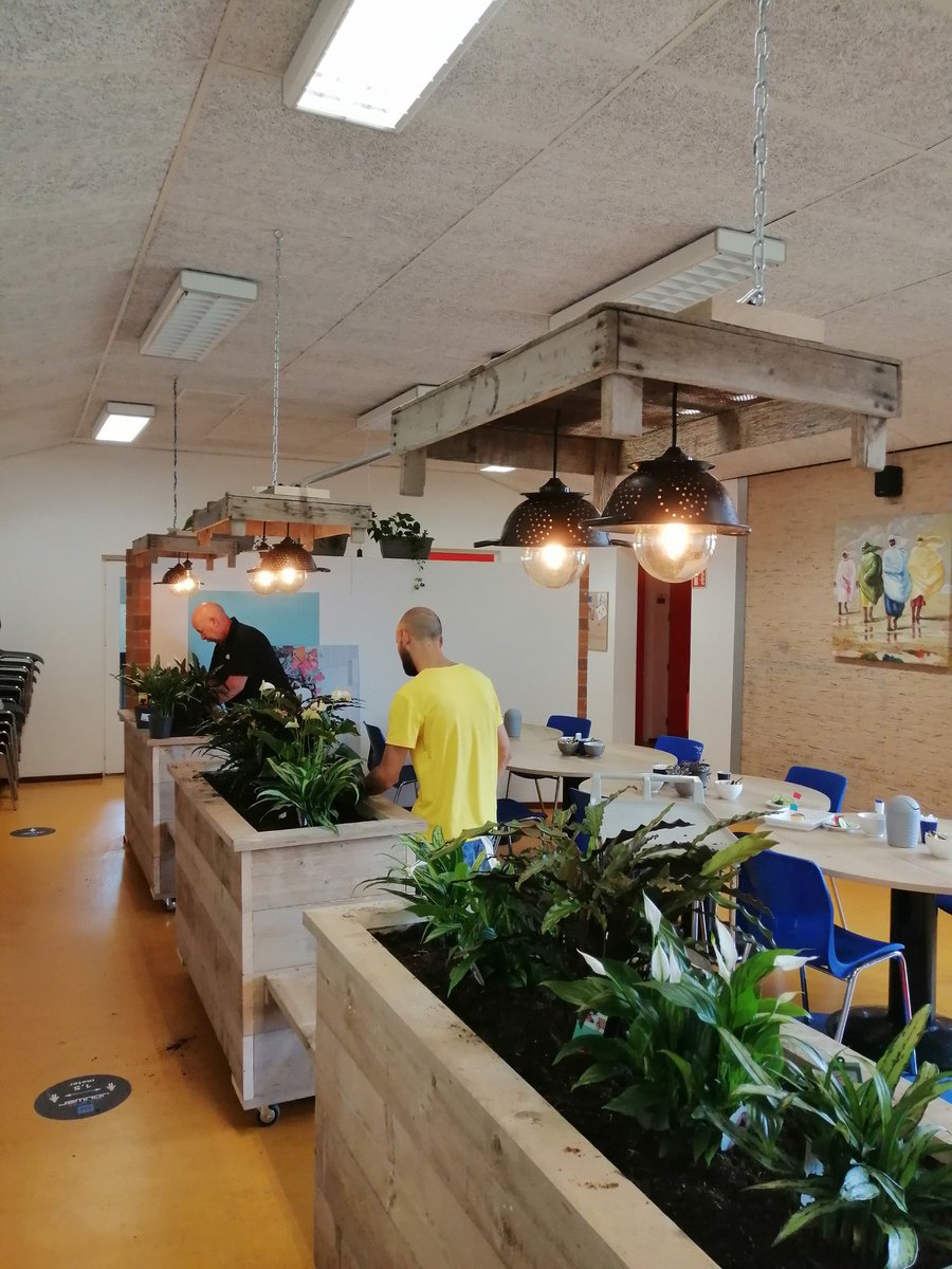 Hassan, Jasabu en begeleider Niek leggen de laatste hand aan de afs scheiding in de kantine. Mooi geworden. Trots op de jongens.