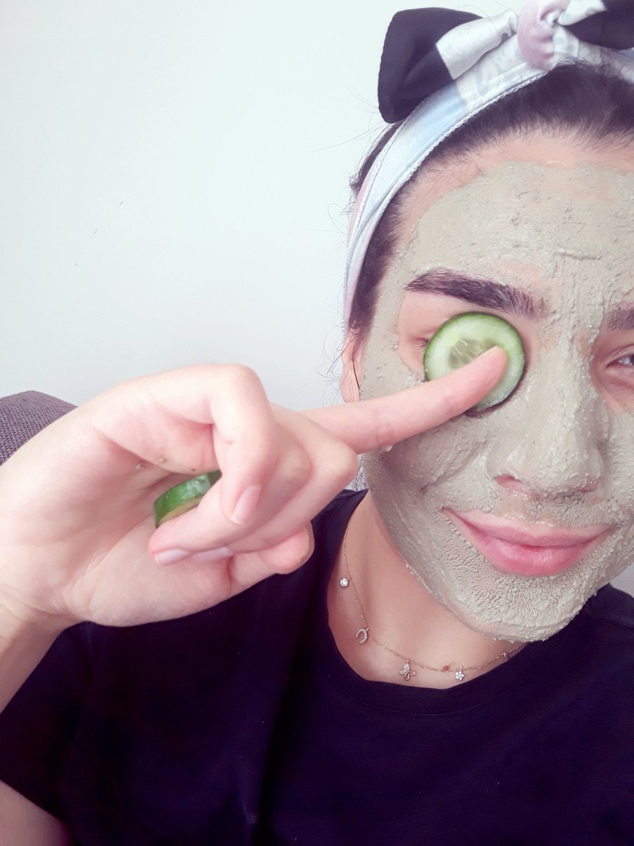 Hey Guys😎 Simdiden saçlarıma aklar düşmeye başladı.Neyse canım onuda boyariz ne çıkar dimi?  Gülünce gözleri kaybolan, gamzesi değil derin çizgileri ortaya çıkan, epey yorgun, gayet bezgin, oldukça sade, hep sıradan..

Vitrinde bu var..Sen, ruhumu sev 👠