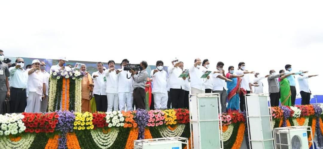 YSJCares's tweet photo. కృష్ణా జిల్లా, ఇబ్రహీంపట్నం మండలం,  గాజులపేటలో 20కోట్ల మొక్కలు నాటే బృహత్తర కార్యక్రమం "జగనన్న పచ్చతోరణం" 71వ వనమహోత్సవాన్ని ప్రారంభించిన సీఎం వైయస్ జగన్. 
#YSJaganCares #JaganannaPachathoranam https://t.co/Z3FNPq1AAZ