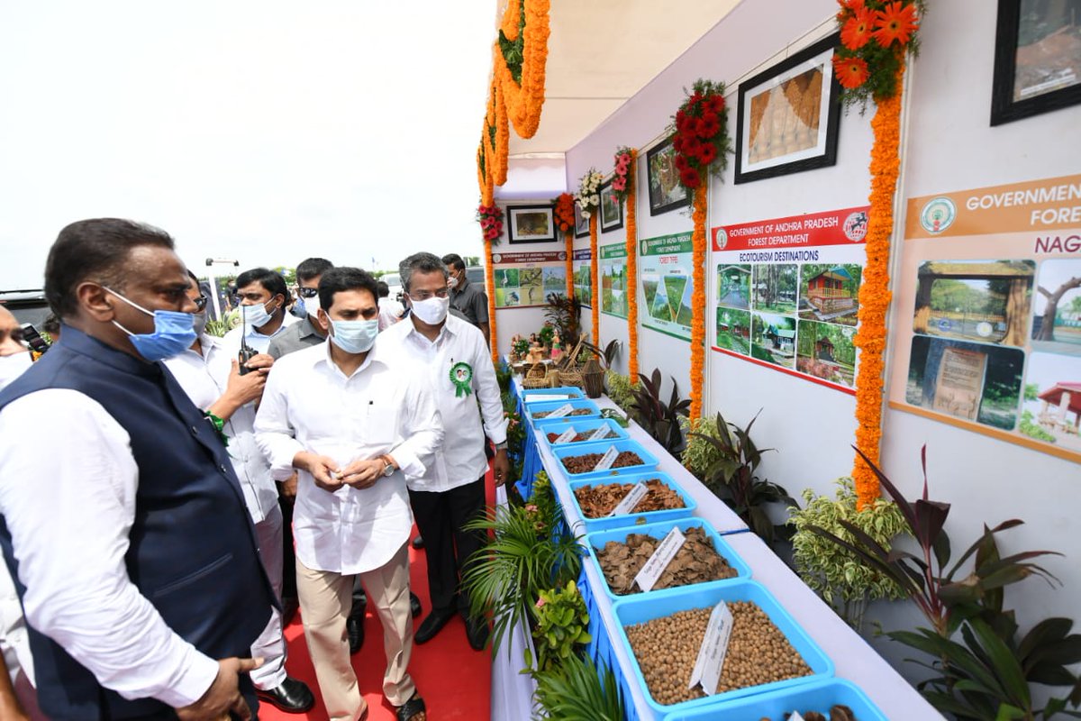 YSJCares's tweet photo. కృష్ణా జిల్లా, ఇబ్రహీంపట్నం మండలం,  గాజులపేటలో 20కోట్ల మొక్కలు నాటే బృహత్తర కార్యక్రమం "జగనన్న పచ్చతోరణం" 71వ వనమహోత్సవాన్ని ప్రారంభించిన సీఎం వైయస్ జగన్. 
#YSJaganCares #JaganannaPachathoranam https://t.co/Z3FNPq1AAZ