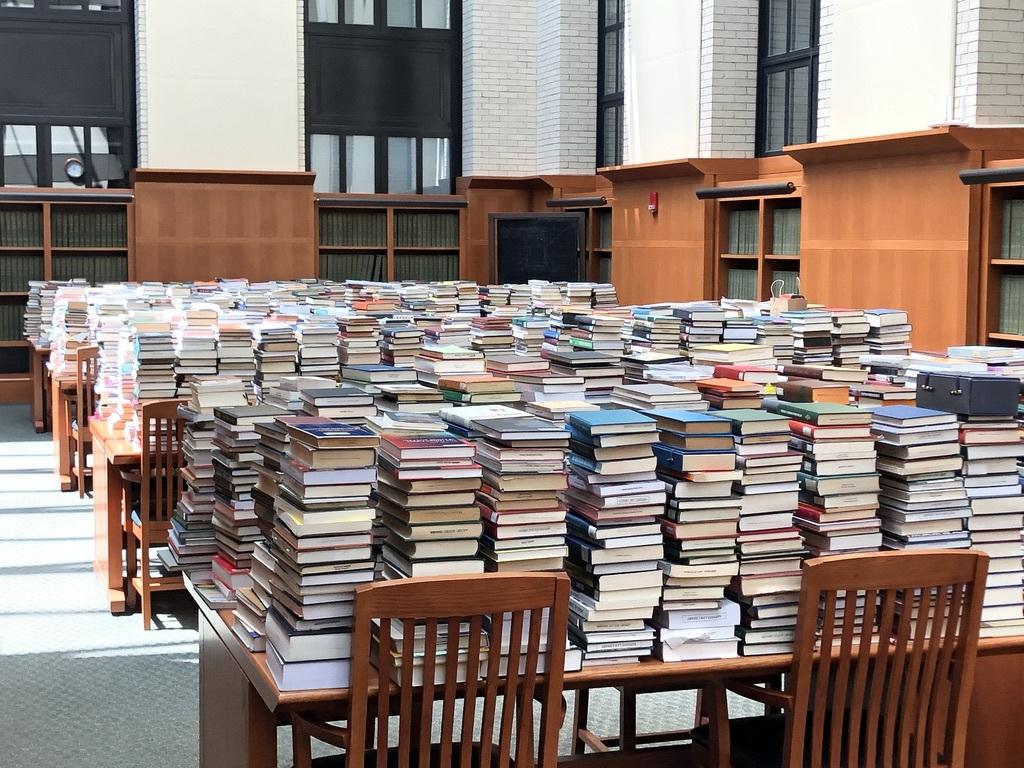 Biblioteca di #Harvard, un meraviglioso manto di libri...questa foto la dedichiamo a #CasaLettori perchè noi sappiamo quanto è #BelloLeggere e nonostante il danno enorme, non fermeranno mai la diffusione della cultura!
#Zest4Cult