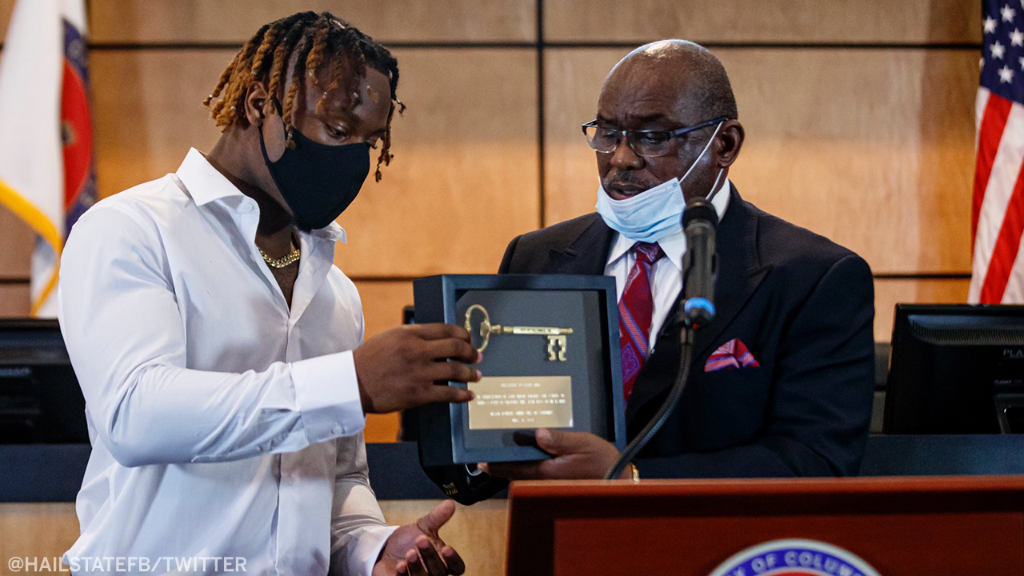 Mississippi State RB Kylin Hill, whose leadership helped bring about a change to the state flag, was presented with the keys to his hometown of Columbus on Tuesday night. es.pn/30yEd7S 

(via <a href="/HailStateFB/">Mississippi State Football</a>)