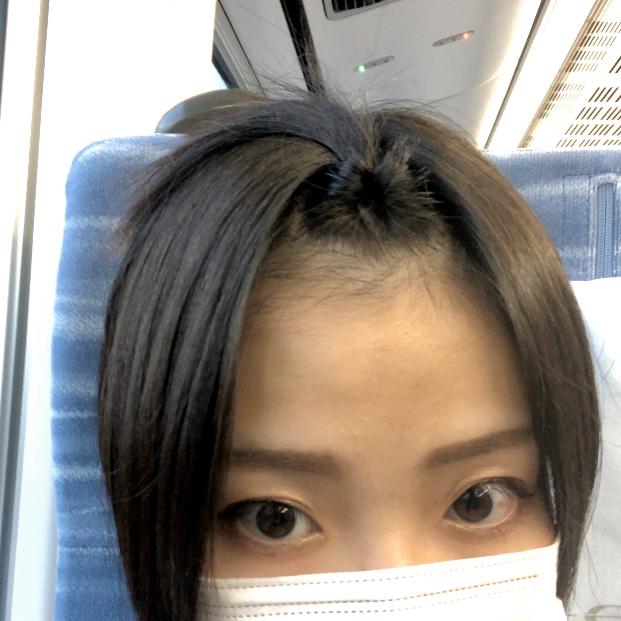 菊地留以 前髪上げてたら どうやって留まってるのか 上司が構造を訊いてきたので ゴムで結んでくるっと入れ込んでるんですよと教えたら ああ こんにゃくの飾り切りみたいな と あー うん まあ そうだけど まさかこんにゃくに例えられるとは笑