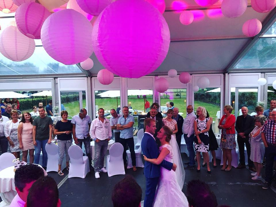 || LIEFDE IN DE LUCHT ||
Er hangt liefde in de lucht! Veel bruidsparen vinden het spannend, de opening van jullie feest. Maar samen met DJ op je bruiloft zoeken we een opening die bij jullie past! 
#djopjebruiloft #openingsdans #trouwen #feest