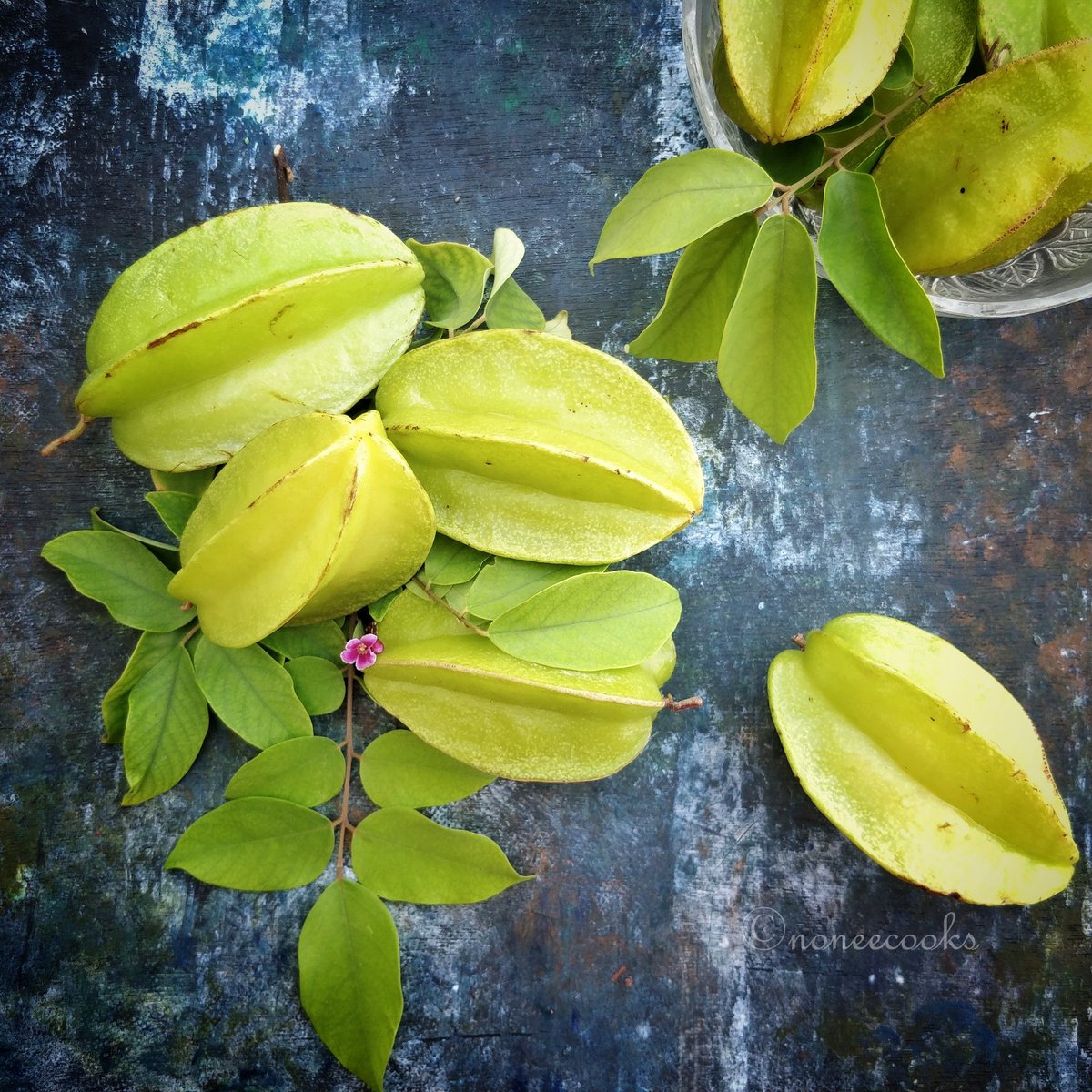 NoneeCooks's tweet photo. 'हमर बारी के कमरख' 🌿
एक रूख के अतेक बड़प्पन के दूसर पीढ़ी तक ला अपन मया ले तर करत हे, सुघ्घर सुरता के चिन्हारी रचत हे, अउ दुनो पीढ़ी ला जोड़ात आज ले हमर मन के दुलरवा हरे।
रूख ले मया करके त देखव!
-♥️ नोनी
#noneecooks, #chhattisgarh, #chhattisgarhfood,
@GoChhattisgarh https://t.co/eQo0dyx2HY