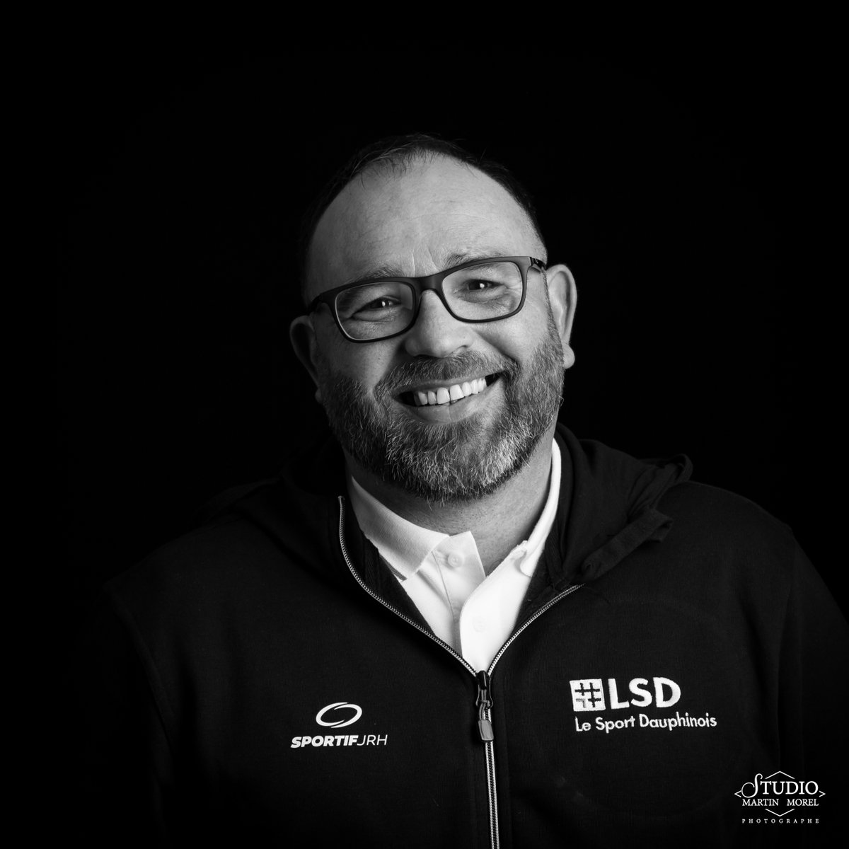 SportDauphinois's tweet photo. #LSD repart donc pour une sixième saison ! Commençons donc la présentation de la #TeamSaison6.
- Valery MARZULLO / Président et associé LSD MEDIA -
Ancien joueur de rugby du #FCG, de #Valence, de #Vinay ou encore #StMarcellin puis Coach à #Voiron, #Izeaux, #Anonnay et #Renage https://t.co/ZLtkDuB8DJ