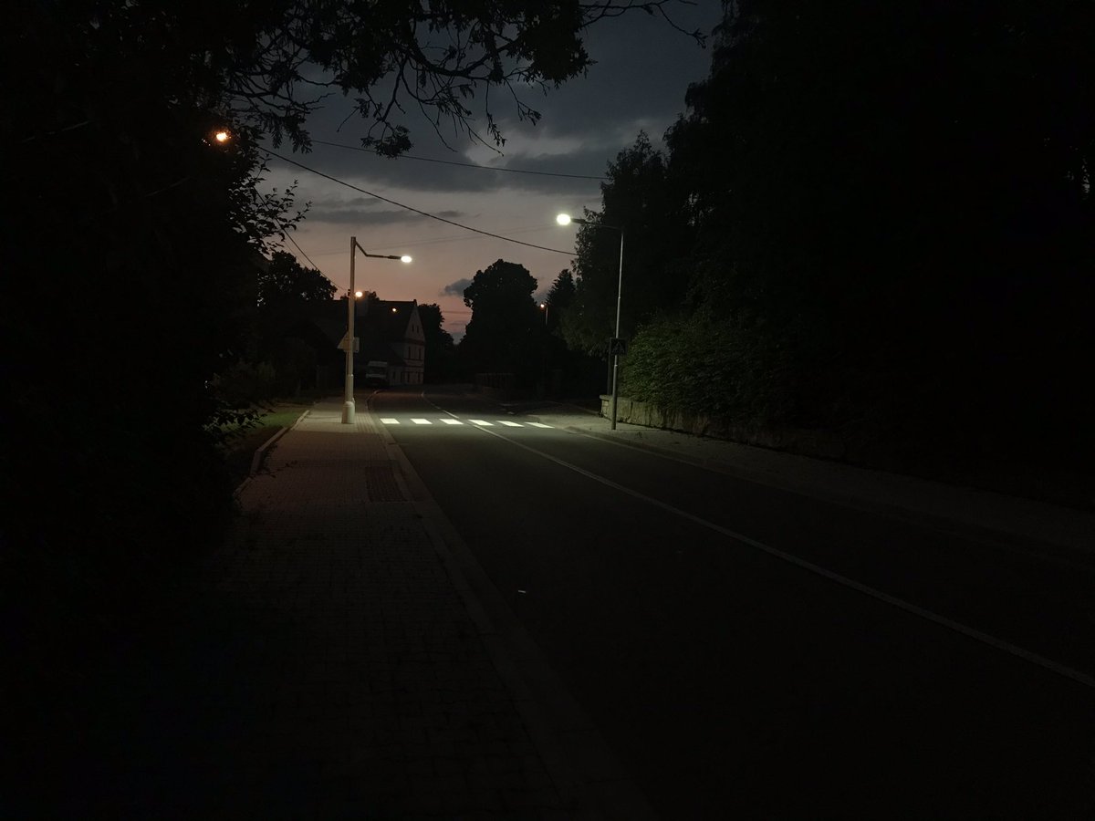 Kucerova_uci's tweet photo. Menší výdaje za elektřinu, údržbu, ale hlavně nižší světelné znečištění. V Olešnici instalují nové veřejné osvětlení. Nové led lampy svítí jen dolů na komunikace, zatímco fasády domů zůstávají v přítmí. Intenzita svitu se navíc mění, uprostřed noci jedou světla na 50 pct. https://t.co/NgQC2CFryU