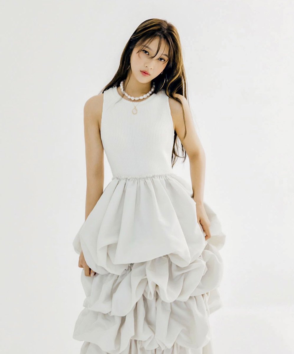 joysooyoungpics's tweet photo. Joy looks so beautiful in her Singles Magazine cover and photos. And it really is even more intriguing that Joy dyed her hair knowing that she had her Espoir and Aveda CF shoots coming up and would have to dye it back within a couple of weeks. Joy always manages to surprise us! https://t.co/AK6LLXd7BL