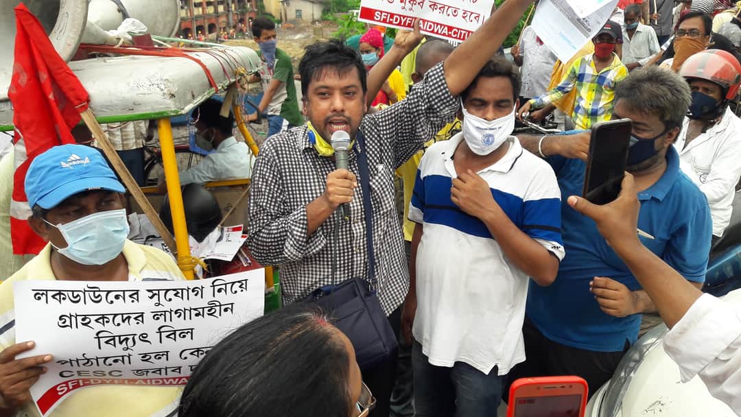 DharDipsita's tweet photo. Against the massive flawed billing of CESC, Howrah witnessed the rage of Student Youth and Women today. This is just the trailer, picture abhi baaki hai. ✌🏾✊🏾
#BengalNeedsLeft https://t.co/oY5RDfuu0G