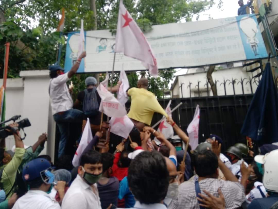DharDipsita's tweet photo. Against the massive flawed billing of CESC, Howrah witnessed the rage of Student Youth and Women today. This is just the trailer, picture abhi baaki hai. ✌🏾✊🏾
#BengalNeedsLeft https://t.co/oY5RDfuu0G