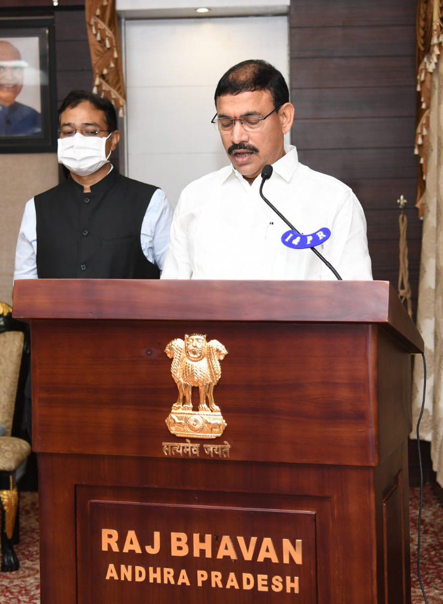 YSJCares's tweet photo. ఆంధ్రప్రదేశ్‌ నూతన మంత్రులుగా ప్రమాణస్వీకారం చేసిన చెల్లుబోయిన వేణుగోపాలకృష్ణ, సీదిరి అప్పలరాజు.
రాజ్‌భవన్‌లో చెల్లుబోయిన వేణుగోపాలకృష్ణ, సీదిరి అప్పలరాజులతో మంత్రులుగా ప్రమాణస్వీకారం చేయించిన గవర్నర్‌ శ్రీ బిశ్వభూషన్‌ హరిచందన్‌.
#AndhraPradesh #YSJaganCares https://t.co/yRS1iEVoFN
