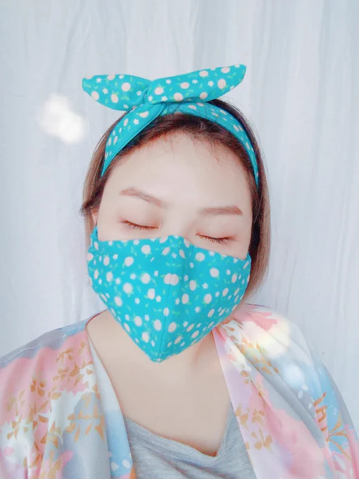 ?? ? peach mask!

• 3D shape
• 2 layers cotton
• removable nose wire
• removable elastic
• removable flannel filter
• lined with hard interfacing so fabric doesn't get sucked in when inhaling
• matchy matchy with the ??? headband ! 