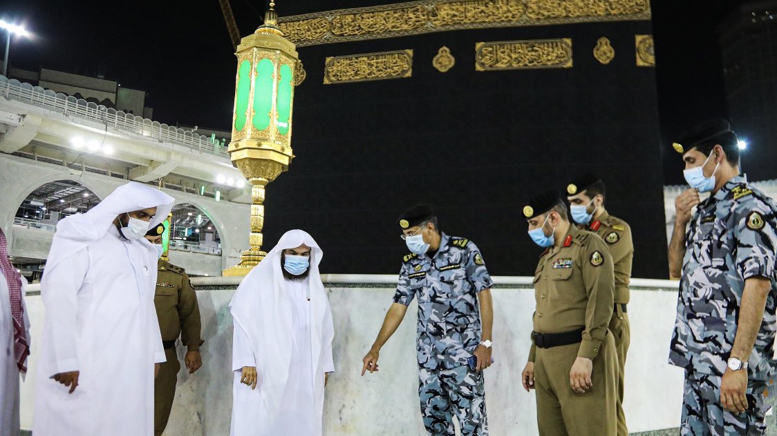 drsudais's tweet photo. معالي الشيخ د.عبدالرحمن السديس يقف مع وكيل وزارة الحج والقيادات الأمنية على استعدادات الرئاسة العامة لاستقبال الحجاج. https://t.co/tMKgr3PfcX