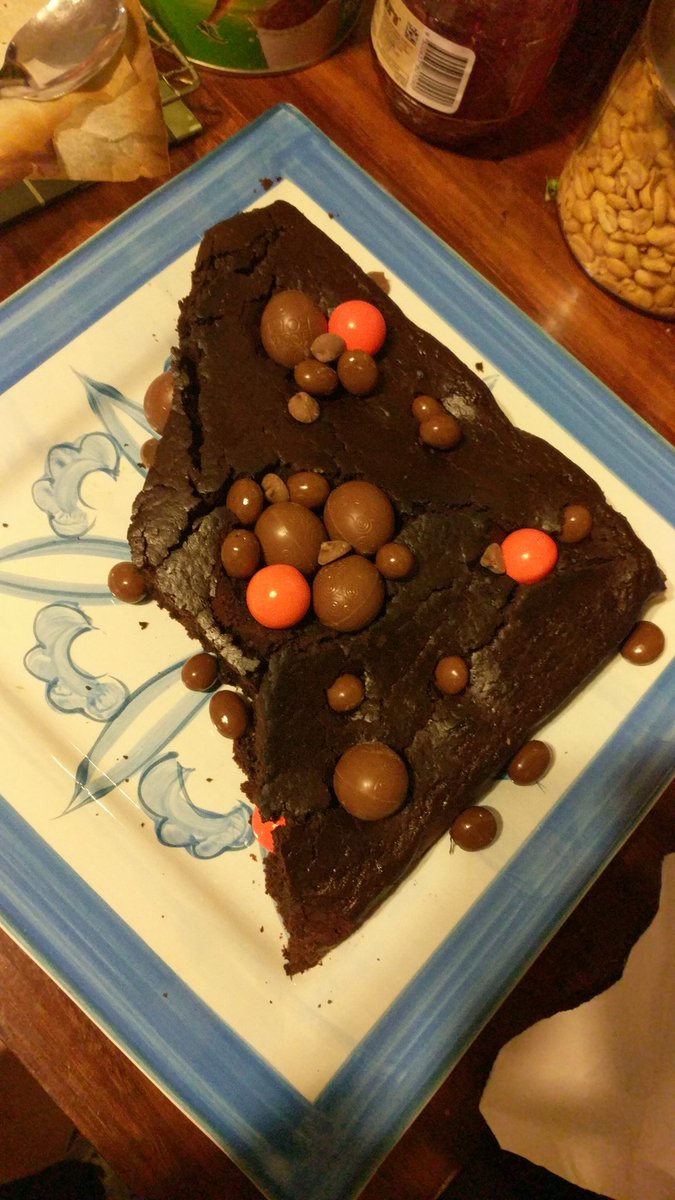 DrSaramide's tweet photo. When your friend @aseycegan has a birthday and you make a NASH cake. #labnerds #mupUpa ,π©πΌβπ¬π©βπ¬ππ @FebbraioMark https://t.co/QpYt9ddX1Q
