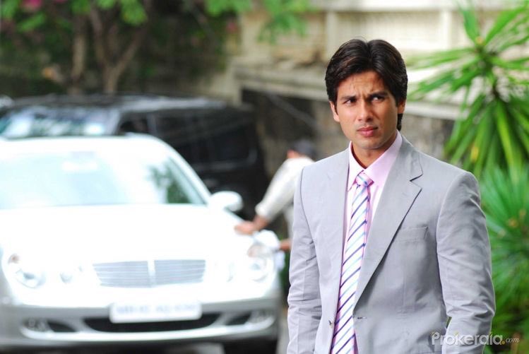 fendichild's tweet photo. shahid kapoor in ‘jab we met’ (2007) was everything 😍 https://t.co/7HTs03OiDP