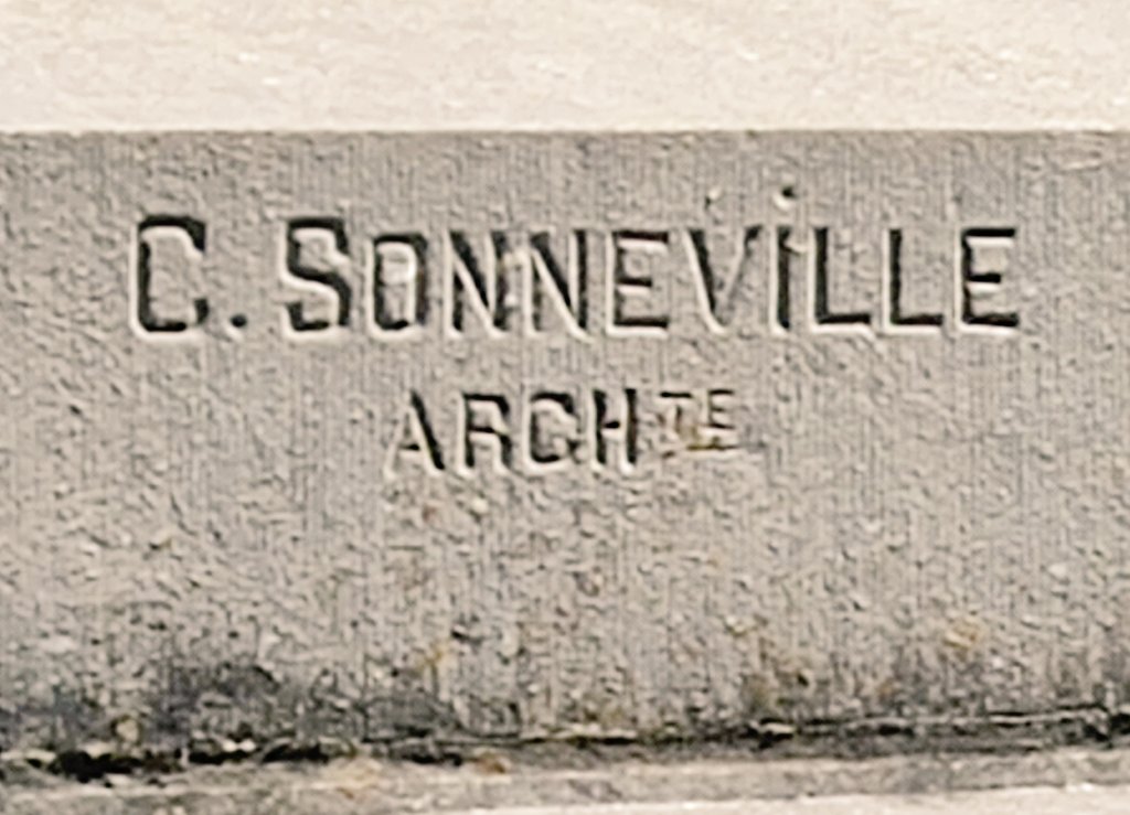 LlarinaGlez's tweet photo. No todo lo firmado en #Tournai son #edificiosfirmados 
Monument Aux Soldats français
@ariovazquez https://t.co/eZry4lMOGV