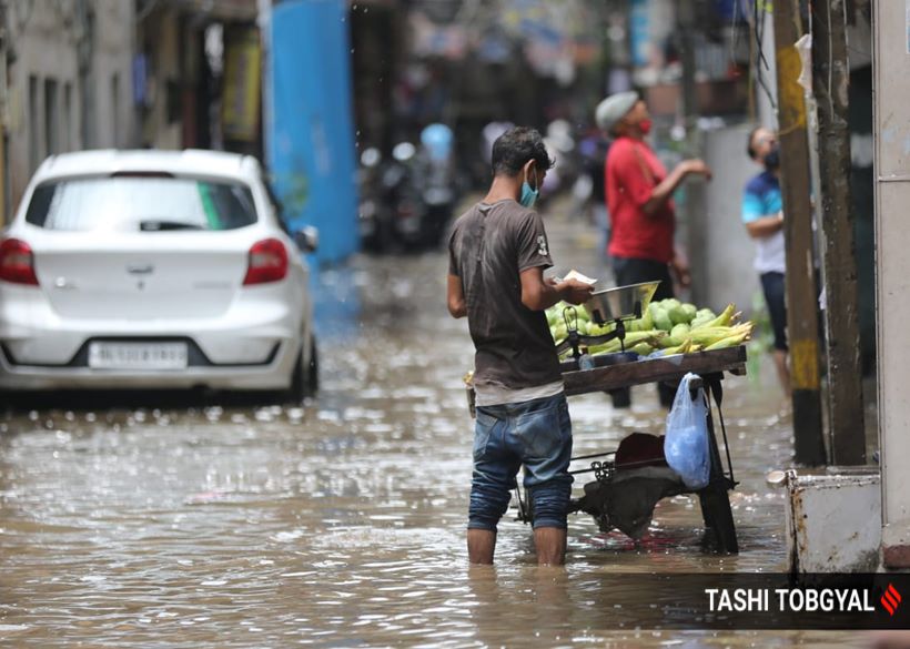 ieDelhi's tweet photo. #DelhiRains caused waterlogging on several roads today. 

#Expressphotos by @tashitobgyal https://t.co/Tn0qLqQHbH