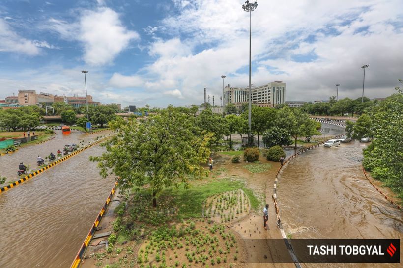 ieDelhi's tweet photo. #DelhiRains caused waterlogging on several roads today. 

#Expressphotos by @tashitobgyal https://t.co/Tn0qLqQHbH