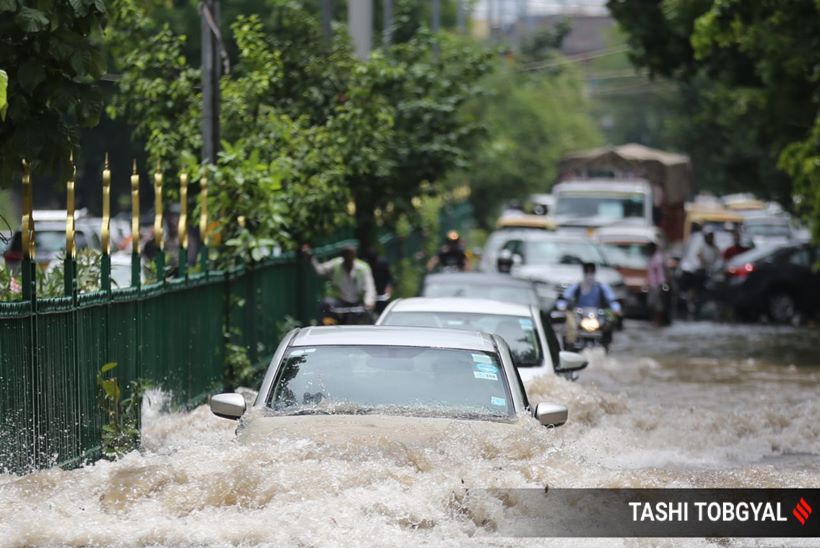 ieDelhi's tweet photo. Waterlogging caused by #DelhiRains affected traffic in several parts of the national capital today. 

#Expressphotos by @tashitobgyal
@thepraveenkhann https://t.co/GzxaUclyVe