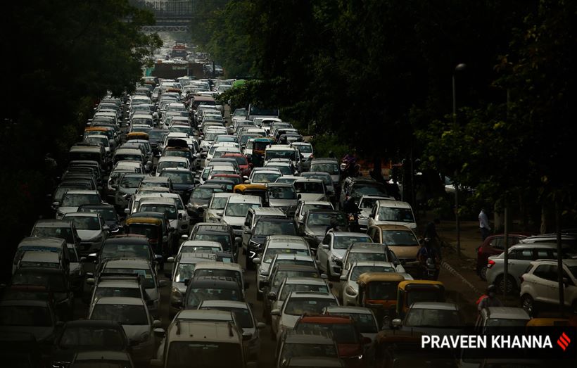 ieDelhi's tweet photo. Waterlogging caused by #DelhiRains affected traffic in several parts of the national capital today. 

#Expressphotos by @tashitobgyal
@thepraveenkhann https://t.co/GzxaUclyVe