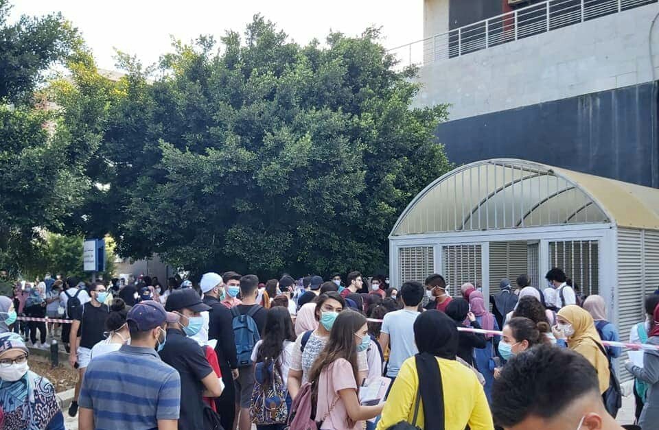 LUstudentUnion's tweet photo. عندما تُجبِر عدد كبير من الطلاب على الحضور إلى #الجامعة_اللبنانية في الوقت عينه، هذا المشهد يكون حتمي.
من كلية العلوم - الفرع الأول https://t.co/5slvhDcz24