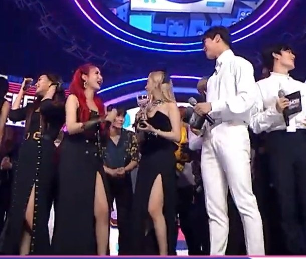 _mademydayz's tweet photo. Moonbin congratulating SinB for GFRIEND's 2nd win and doing the Apple tree dance in front of her LMAOO 😂

#Apple2ndWin
#GFRIEND68thWin https://t.co/iXH0TmU9i5