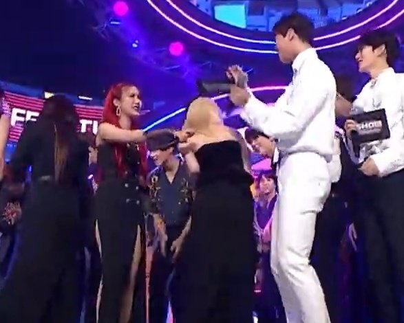 _mademydayz's tweet photo. Moonbin congratulating SinB for GFRIEND's 2nd win and doing the Apple tree dance in front of her LMAOO 😂

#Apple2ndWin
#GFRIEND68thWin https://t.co/iXH0TmU9i5