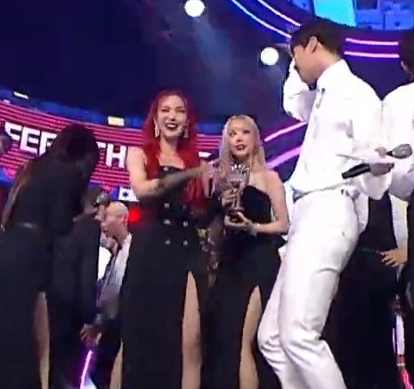 _mademydayz's tweet photo. Moonbin congratulating SinB for GFRIEND's 2nd win and doing the Apple tree dance in front of her LMAOO 😂

#Apple2ndWin
#GFRIEND68thWin https://t.co/iXH0TmU9i5