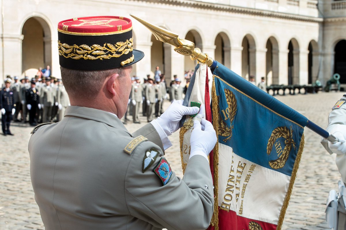 comlogterre1's tweet photo. #LESAVIEZVOUS
Le #121RT porte le surnom de "régiment Grande Guerre" car héritier des sections du service automobile de la 1re Guerre Mondiale. Pour leurs faits d'armes, le régiment a reçu la croix de guerre 1914-1918 le 12/07/18 et en fait l'unique régiment du Train à la porter https://t.co/ePW1u5GZSK