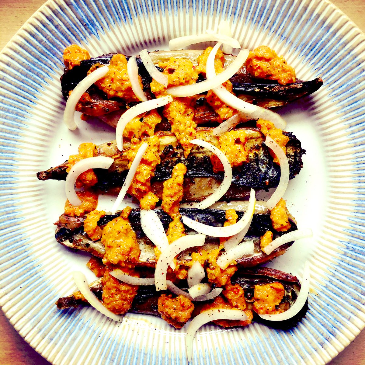 TheGaztronome's tweet photo. Was craving a #makerel #sandwich like the ones you get off the boats under #galatabridge in #istanbul so I made my own version. #salty #peppery #fish with #roasted #pepper #chilli #sauce and #pickled #onions #yes #allkindsofyes https://t.co/WCoeJvbLKP